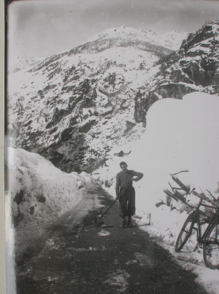 Uomo con pala per spalare la neve